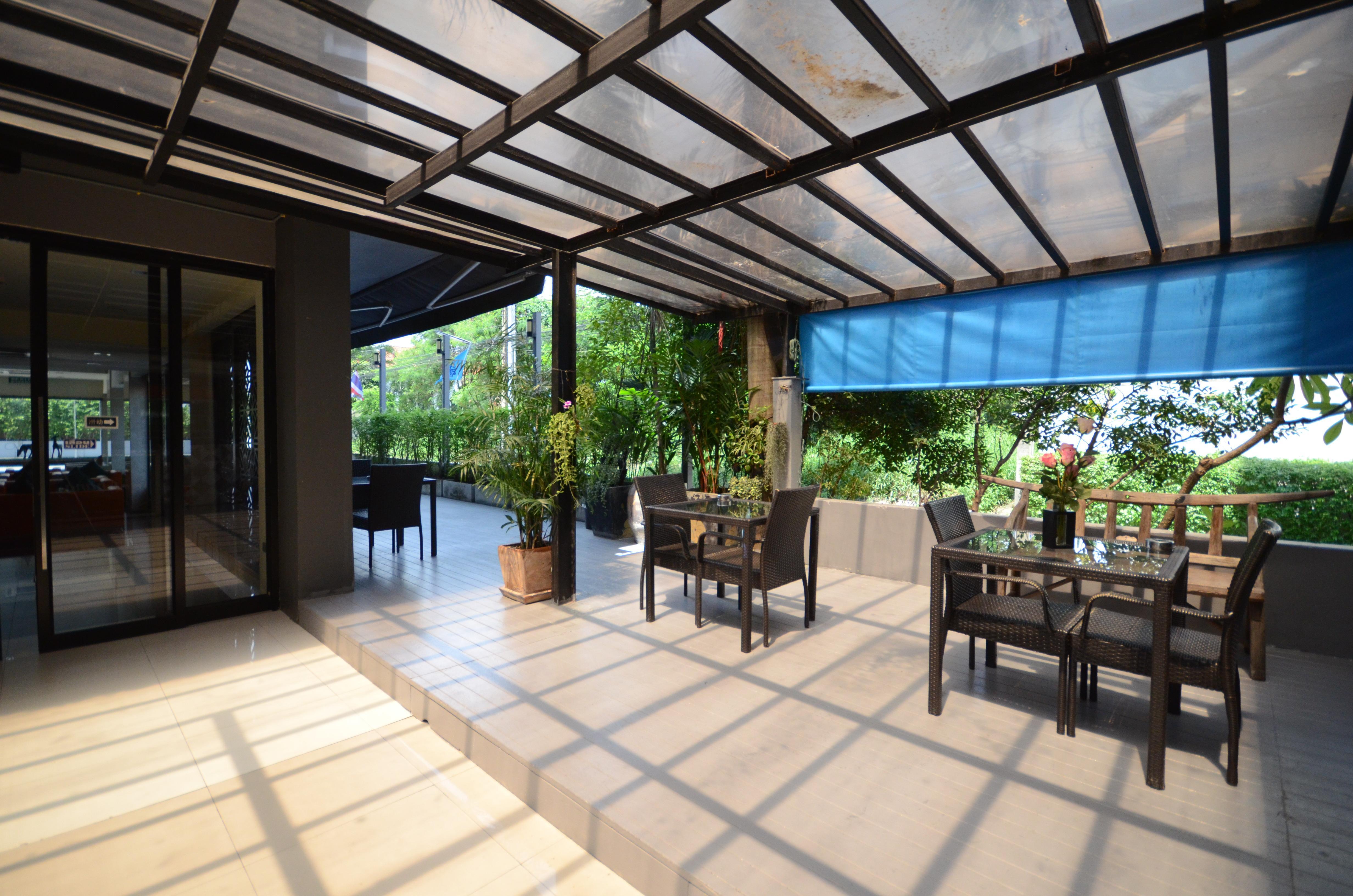 Solace At Srinakarin Hotel Bangkok Exterior foto